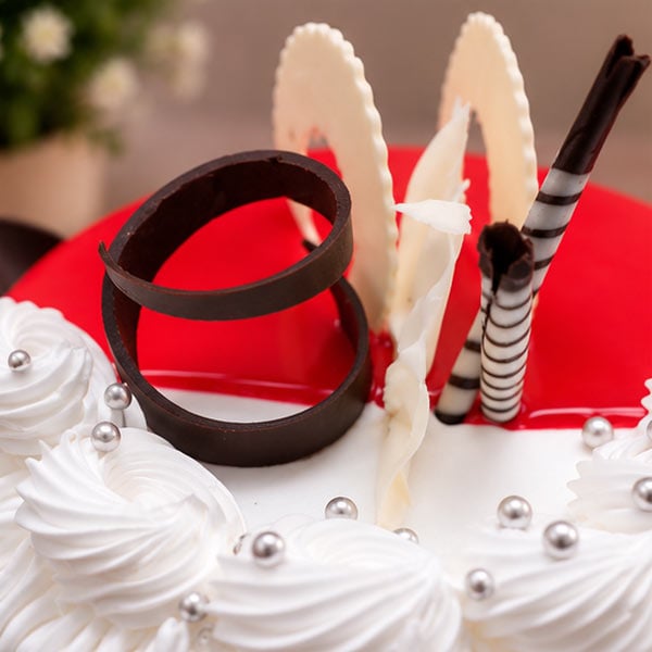 White Forest Cake with White Chocolate & Cherry 4