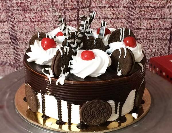 Chocolaty Oreo drip cake (min wt 500 gm)